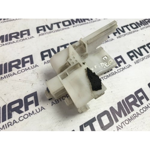 Кронштейн дверей передніх правих Hyundai i30 2007-2012 9042200500